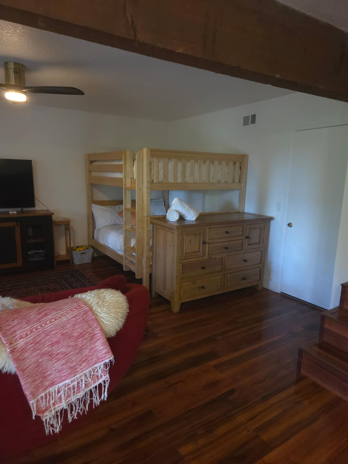 Flexible game room and bunk sleeping space