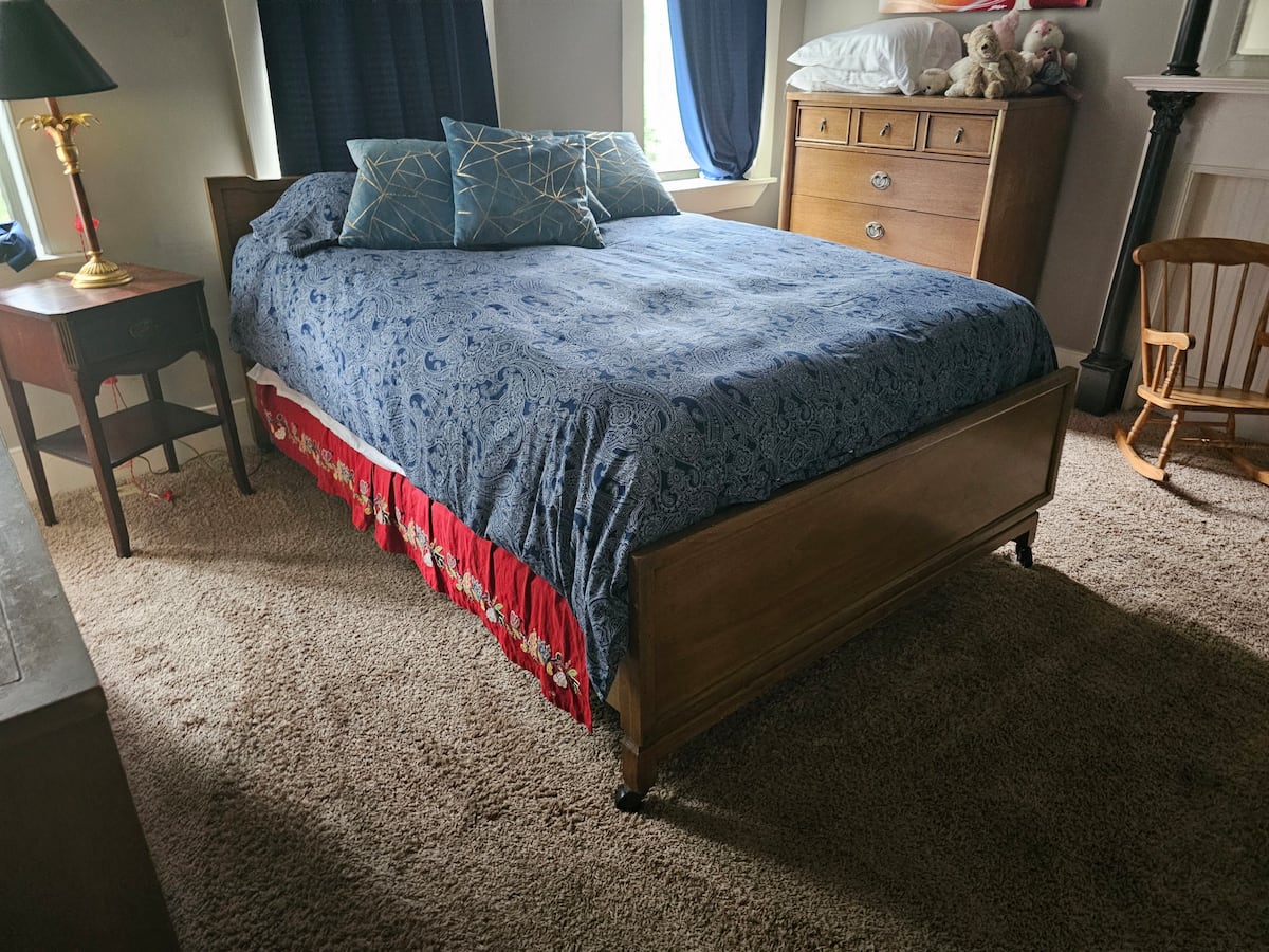 Garden bedroom with a double sleigh bed and crib